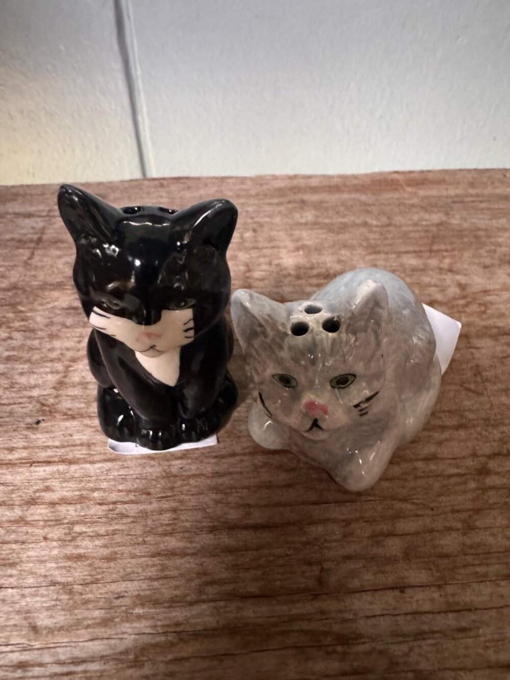 Cracker Barrel Ceramic Cat Salt Pepper Shakers Black Tuxedo Gray Tabby Pair New